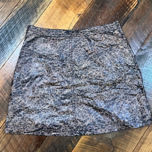 Free People “Fake Out” Faux Wrap Mini Skirt Vegan Leather Leopard Print Size 4 - Picture 3 of 9